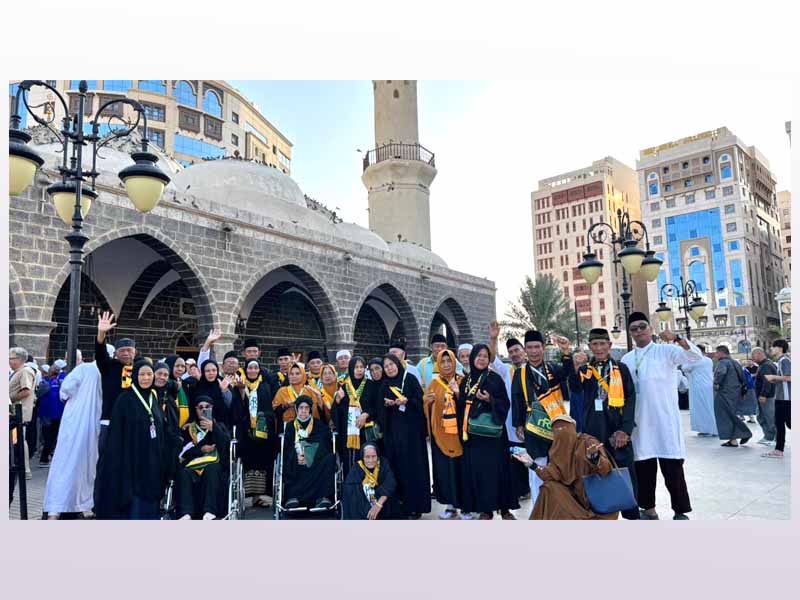 Jamaah umroh ARG Travel melaksanakan ziarah di sekitar Masjid Nabawi, Madinah.